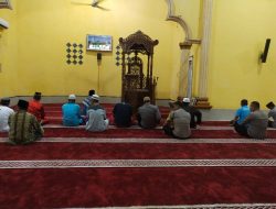 Shalat Maghrib dan Isya berjamaah Guna Ciptaan suasana yang sejuk dan kondusif oleh Personel Polsek Bandar Seikijang